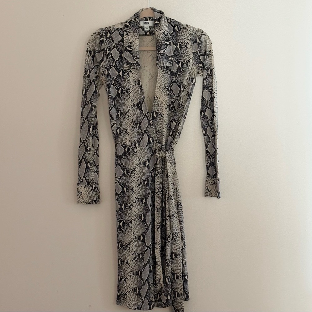 Diane von Furstenberg DVF Size 2 Silk Wrap Dress Python Snake Print Designer - Picture 3 of 4